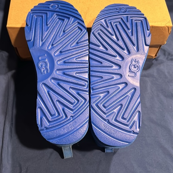 UGG- Neumel II, DVE, 5 kids QS, left shoe is faded - Picture 4 of 9